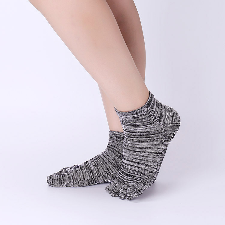 جوارب يوجا غير قابلة للانزلاق  - مراجعة Yoga Toe Separator وسعره